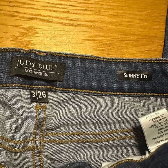 Judy Blue leopard distressed skinny fit 3/25 jeans - Picture 5 of 9